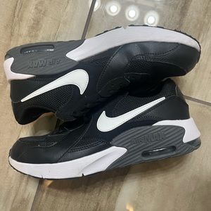 black nike airmaxes